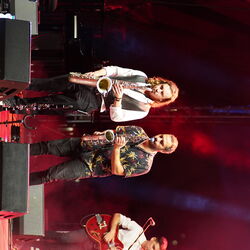 Zwei Männer welche Saxophon spielen.