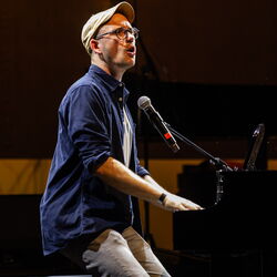 Sven Garrecht am Klavier.